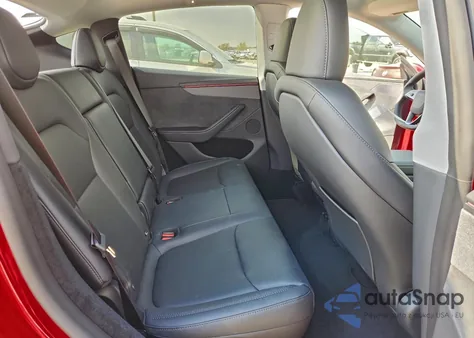 2026 Tesla Model Y z USA, uszkodzony, nr VIN 7SAYGDED3TA442133